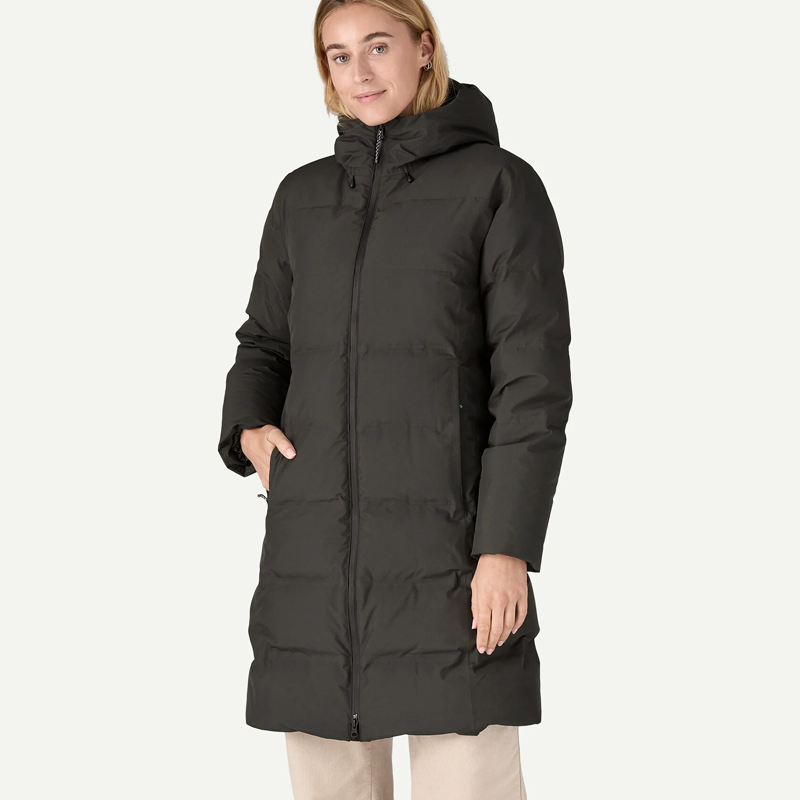 best-gorpcore-jackets-black-jacket-patagonia-blonde-woman