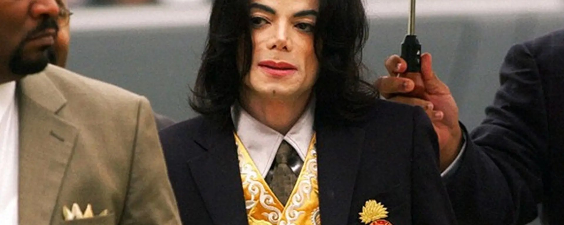 Photo of Michael Jackson at court in 2005