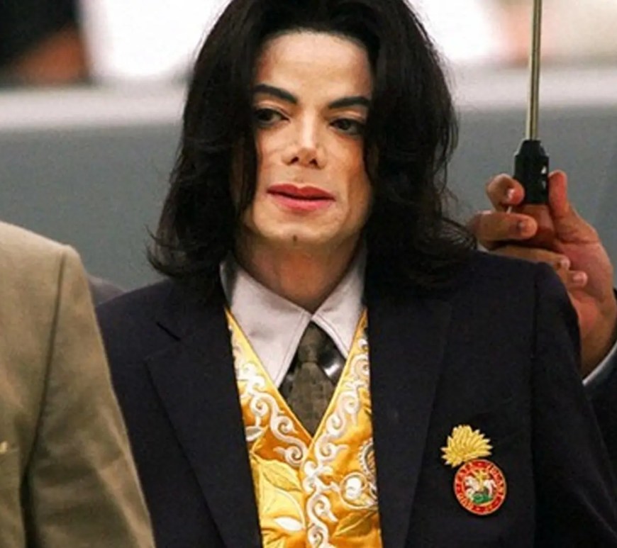 Photo of Michael Jackson at court in 2005