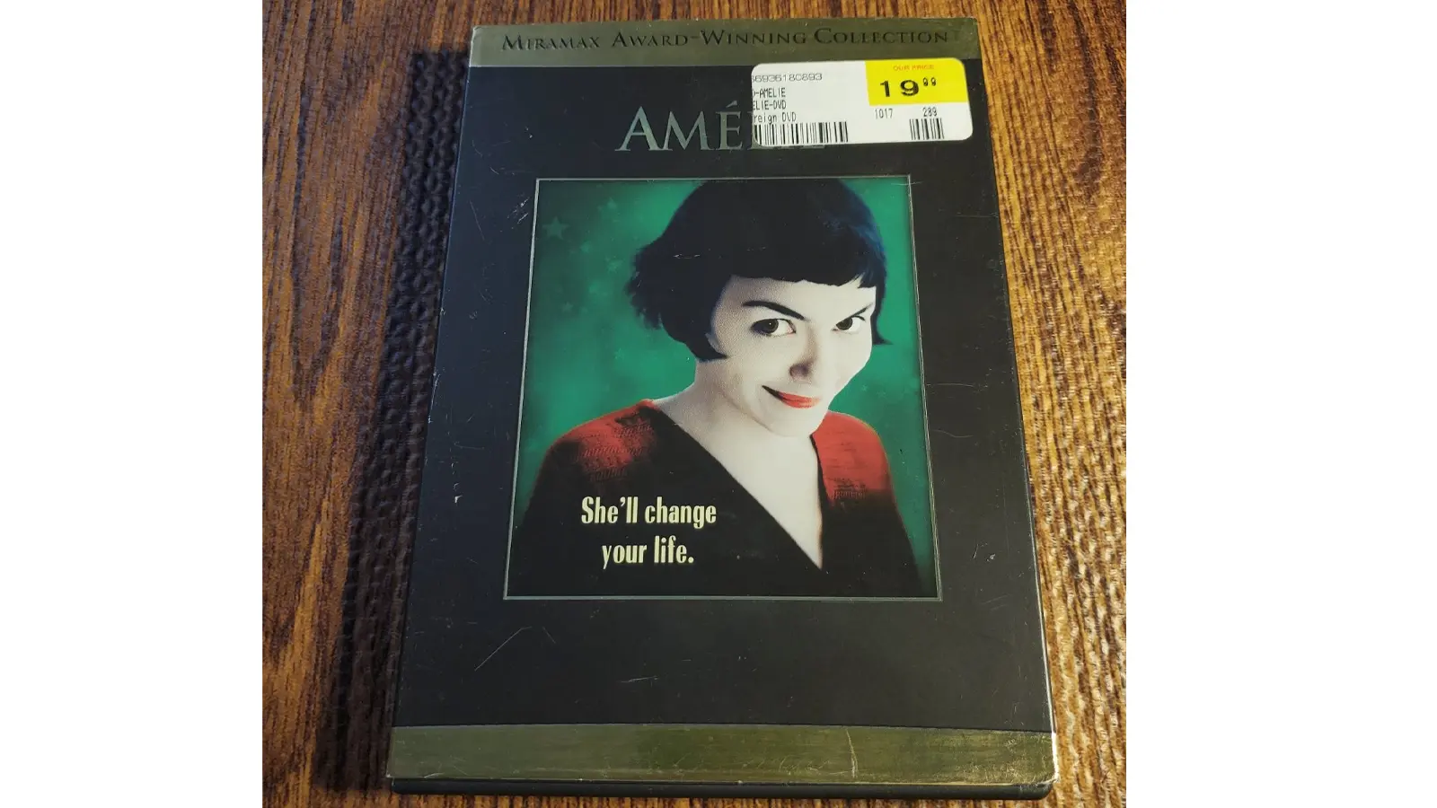 DVD of Audrey Tautou in Amélie (2001) featuring signature Zeiss wide-angle lens distortion and high-saturation red and green color grading.