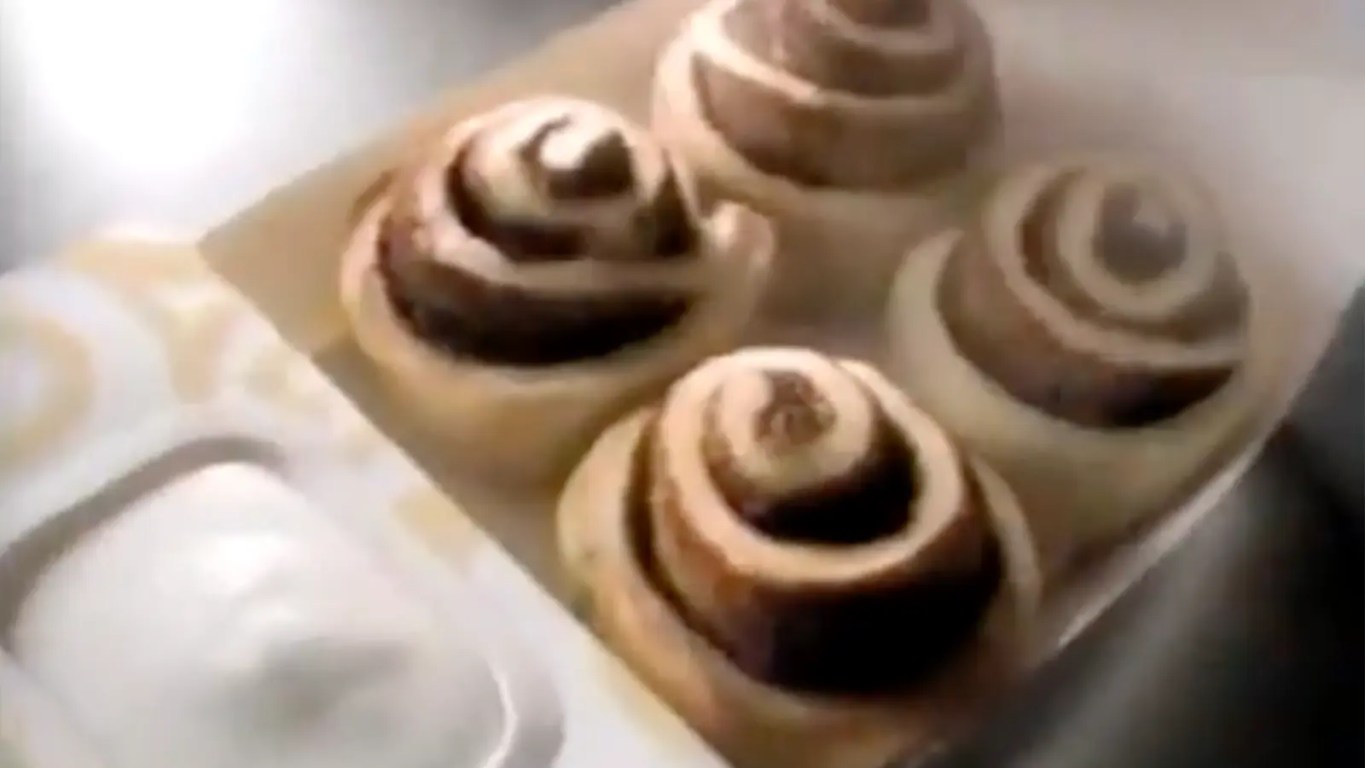 Every Saturday, we look at a discontinued icon. This week: The Burger King Cini-Minis. A look back at the 1998 breakfast staple that turned drive-thrus into bakeries.