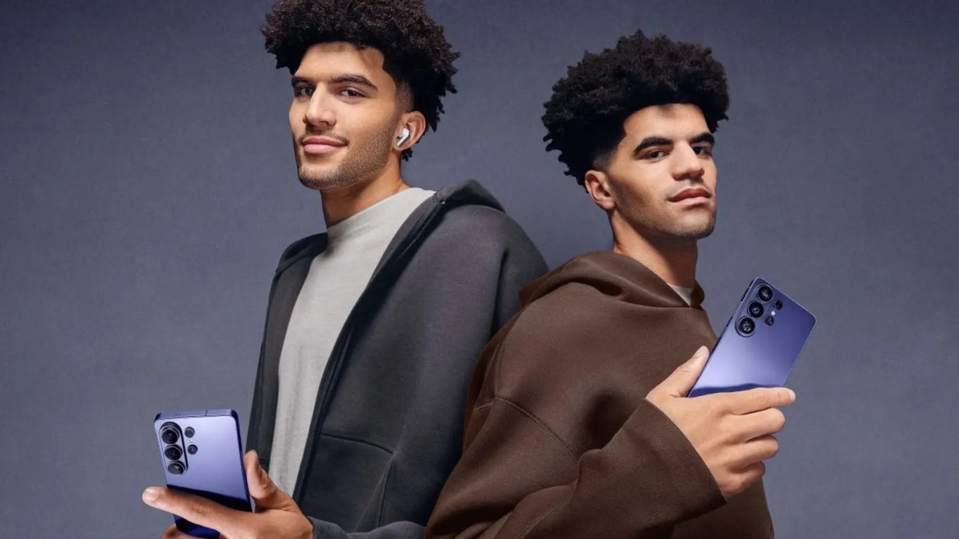 Duke basketball stars Cameron and Cayden Boozer in a 2026 NIL campaign for the Samsung Galaxy S26 Ultra. The image showcases the 'Flex Magic Pixel' privacy display technology, with one twin viewing the sharp OLED screen head-on while the other, viewed from a side angle, sees a darkened, private display.