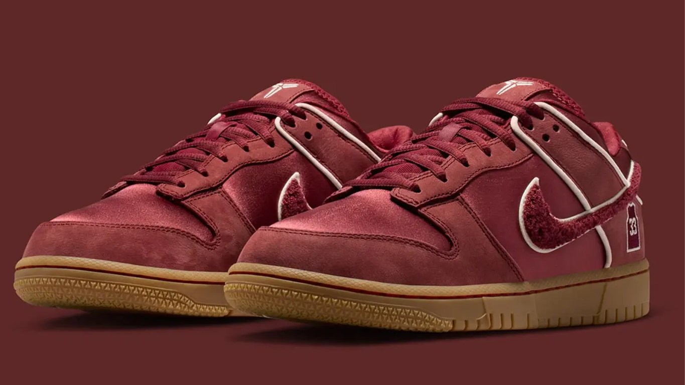 Front shot of the Kobe Bryant x Nike Dunk Low 'Lower Merion Aces' release. We break down the hardware, the SNKRS Reserve tech, and the 1996 history.
