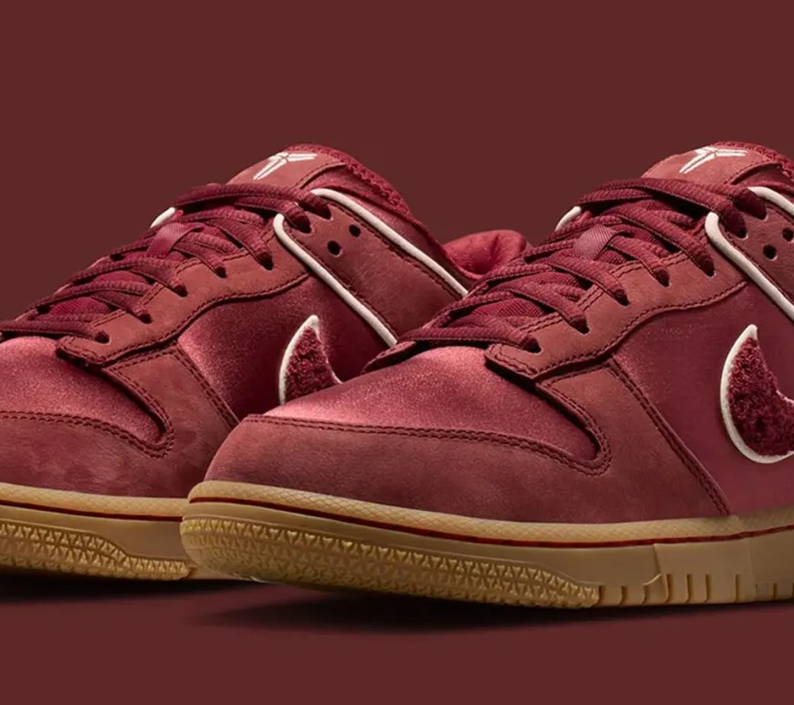 Front shot of the Kobe Bryant x Nike Dunk Low 'Lower Merion Aces' release. We break down the hardware, the SNKRS Reserve tech, and the 1996 history.