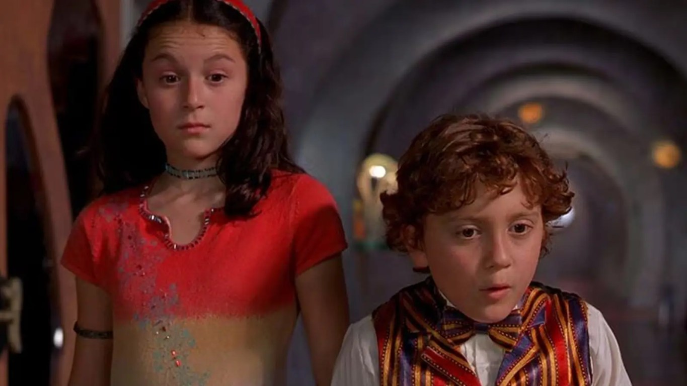 A technical data visualization of the Spy Kids (2001) box office returns, highlighting its 4.25x domestic multiplier and 3-week run at number one.