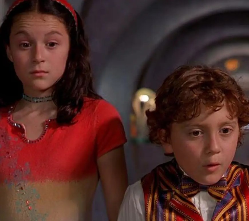 A technical data visualization of the Spy Kids (2001) box office returns, highlighting its 4.25x domestic multiplier and 3-week run at number one.